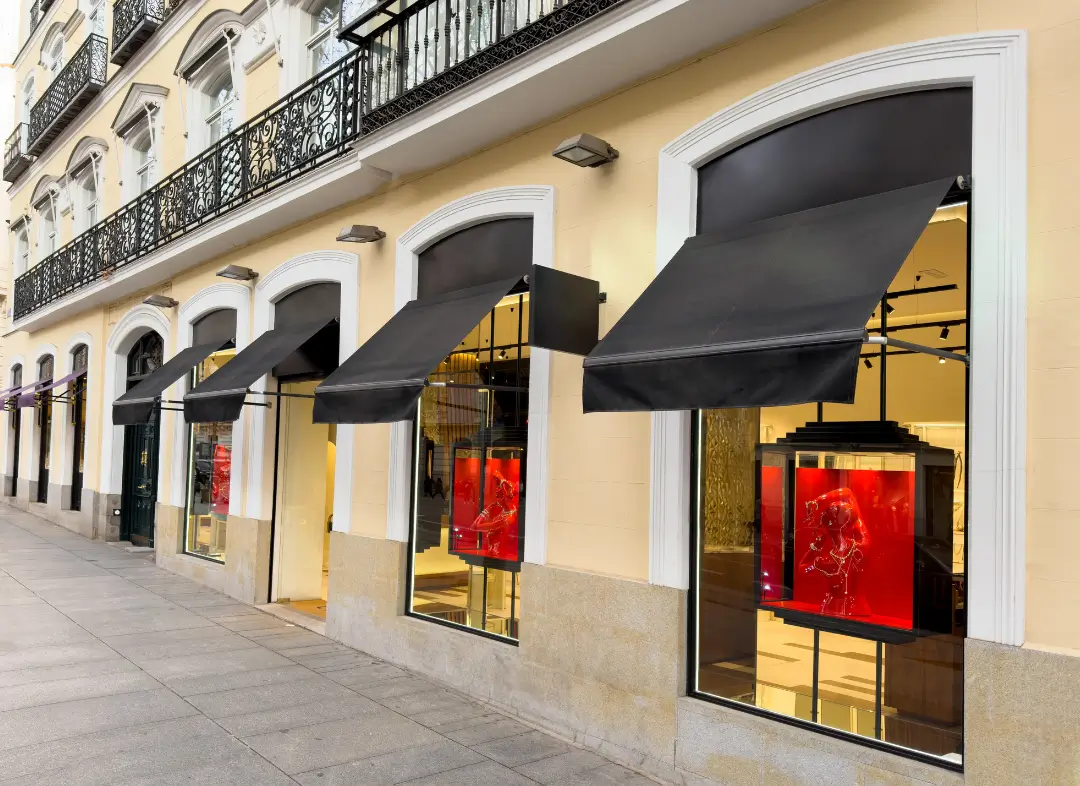 Façade vitrine de magasin en aluminium sur mesure à Rillieux-la-Pape